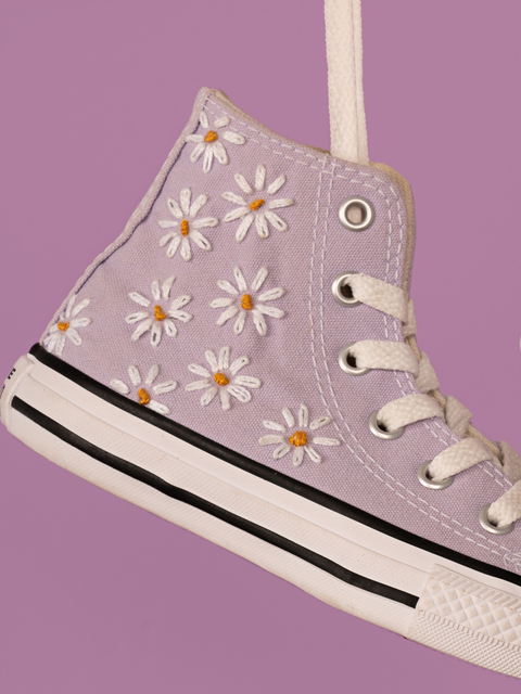 ALL STAR BRANCO CANO ALTO FLORES DE MEIO ROSA E ROXO