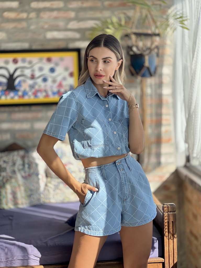 Blusa Cropped em Linho com Manga Bufante e Estampa Xadrez Bege