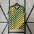 camisa-selecao-jamaica-jamaicana-linha-rei-do-reggae-2024-bob-marley-amarela-verde-riscada-masculina-modelo-torcedor-fan-reggae-boyz-michail-antonio-bailey-gray-blake-1