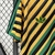 camisa-selecao-jamaica-jamaicana-linha-rei-do-reggae-2024-bob-marley-amarela-verde-riscada-masculina-modelo-torcedor-fan-reggae-boyz-michail-antonio-bailey-gray-blake-6