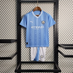 Camisa + Shorts Infantil Unissex Manchester City Home I 2023/2024 - Azul e Branco