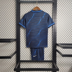 Camisa + Shorts Infantil Unissex Chelsea Away II 2023/2024 Nike - Azul
