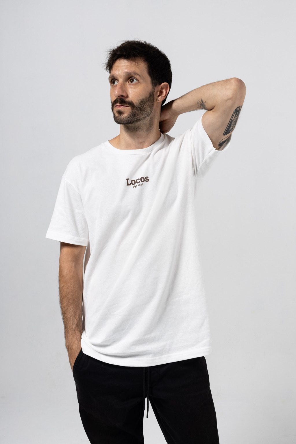 Remera semi oversized Locos Personajes Crudo