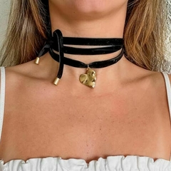 Colar Choker Amaea Camurça Coração Martelado Folheado a Ouro 18k