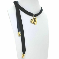 Colar Choker Amaea Camurça Coração Martelado Folheado a Ouro 18k