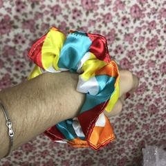 Scrunchie em cetim estampado « Colors »