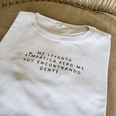 Remera SOY SIMPÁTICA PERO en internet