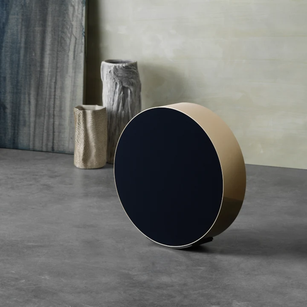 Bang & Olufsen Beosound Edge l Brass Tone l Wireless Multiroom Speaker l Auto Falante Compacto True 360º l Desafia a Gravidade l 1ª Porta de Graves Ativa do Mundo l Incríveis 800W l Controle de Som Direcional l WiFi & Bluetooth l Chromecast & Google Assistant Integrados l Compatível com Apple 2 & Spotify Connect l Recomendado para áreas de 20m² até 120m²