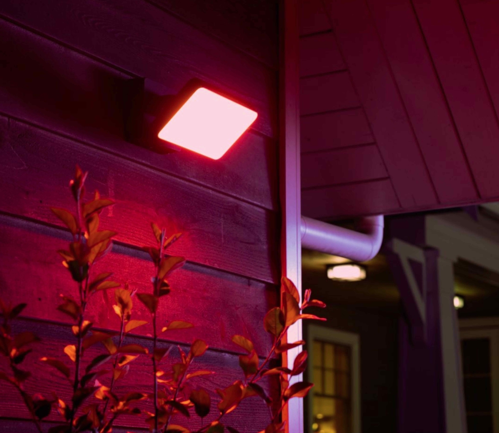 Philips Hue Discover Outdoor Floodlight + Hue Dusk-to-Dawn Sensor de Movimento Outdoor l Luminária de Parede l Projetor de Segurança l Poderoso Fluxo Luminoso 2.300 lumen l LED Integrado l Compatível com a Alexa, Apple Homekit & Google Assistant | Requer Hue Bridge - comprar online