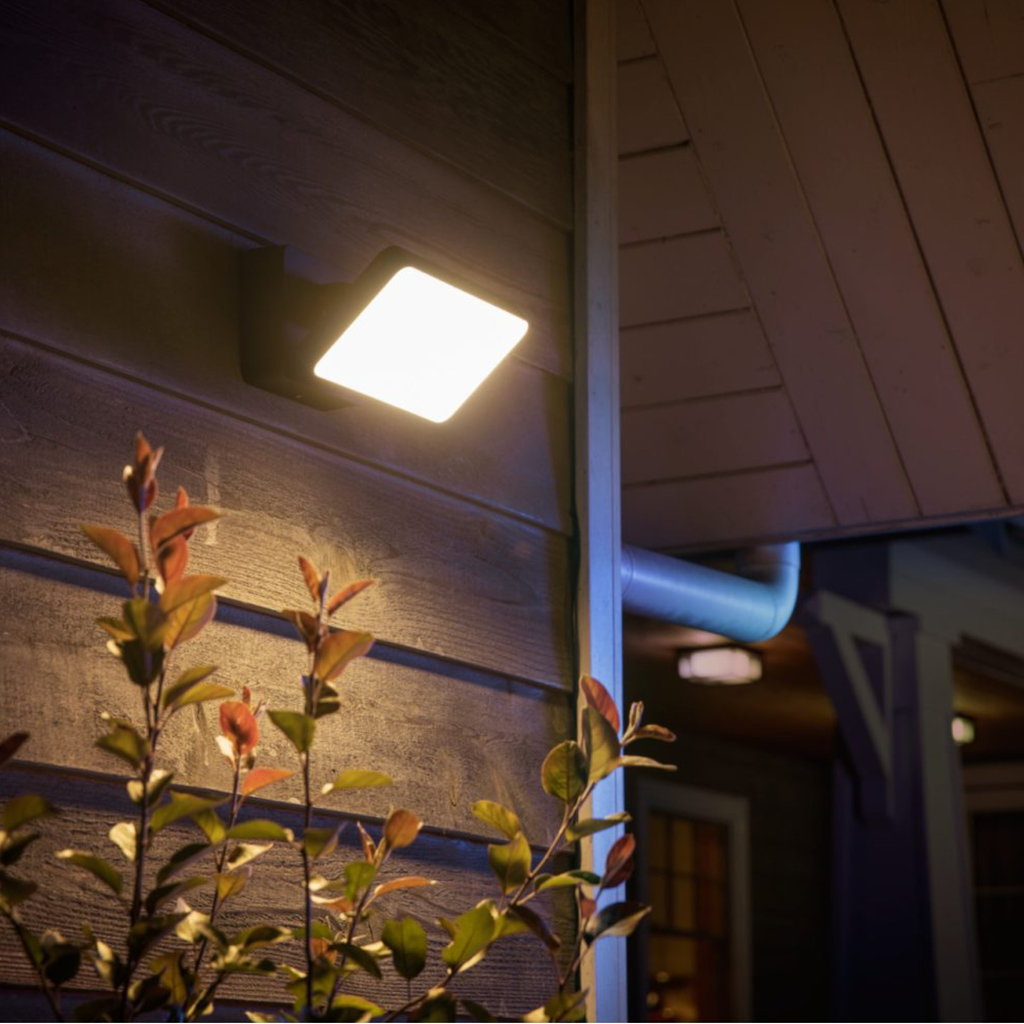 Philips Hue Discover Outdoor Floodlight + Hue Dusk-to-Dawn Sensor de Movimento Outdoor l Luminária de Parede l Projetor de Segurança l Poderoso Fluxo Luminoso 2.300 lumen l LED Integrado l Compatível com a Alexa, Apple Homekit & Google Assistant | Requer Hue Bridge na internet