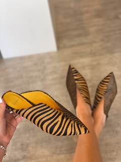 Mule de couro pelo animal print zebra e caramel - comprar online