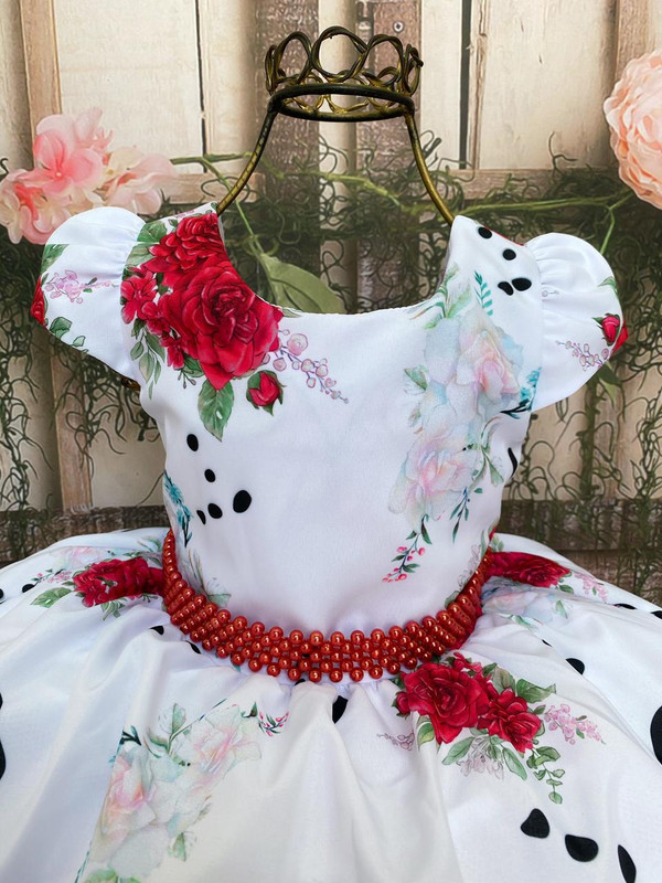 Vestido infantil com listras brancas e flores vermelhas