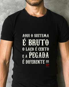Camiseta frase: Aqui o sistema é bruto na internet