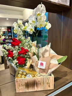 ORQUÍDEA COM ARRANJO DE ROSAS E FERRERO ROCHER