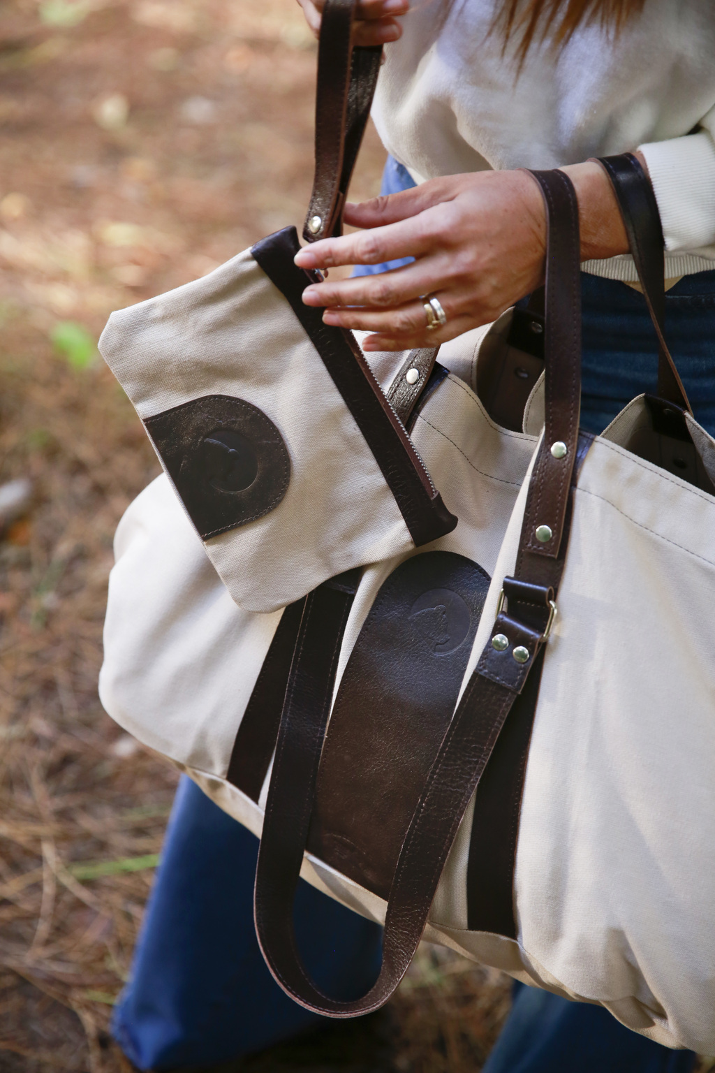 Bolsos de lona y cuero sale
