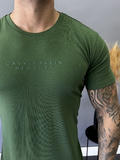 CAMISETA CALVIN K. VERDE ESCRITA CENTRAL - comprar online