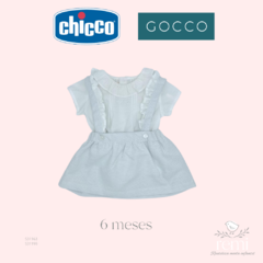 Conjunto peto falda azul claro con blanco (Chicco 6 meses) y blusa blanca (Gocco 6-9 meses)