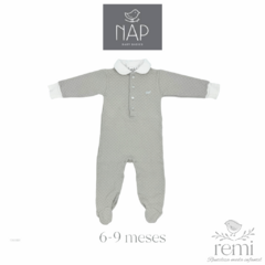 Mameluco gris claro con cuello y puños blancos 6-9 meses Nap