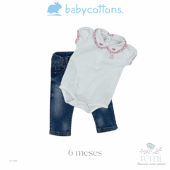 Body blanco con cuello rojo y jeans 6 meses Baby Cottons