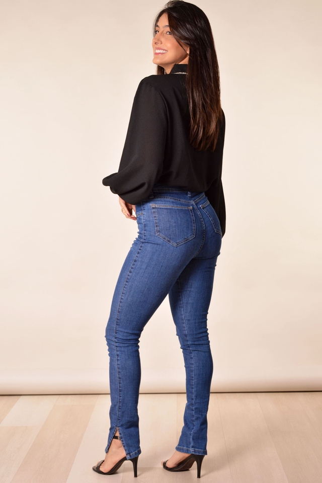 Calça Skinny Com Aberto Lateral e Barra Feita