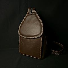 Morral/Mochila de cuero premium con cierres. Color Habano.