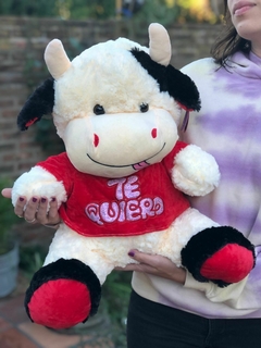 Vaca de peluche grande 55cm con frase te quiero y remera en internet