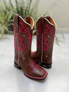 BOTA TEXANA TRIBAL E FLORÃO ROSA COURO MARROM SOLADO VIRA ROSA