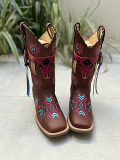 BOTA TEXANA BORDADO BOI ROSA E AZUL CLARO COURO MARROM COM TRICÊ E TIRINHAS - comprar online