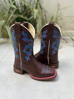 BOTA TEXANA BORDADO FLORES AZUL E ROSA COURO MARROM SOLADO VIRA ROSA