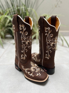 BOTA TEXANA BORDADO FLOR DE LIS BEGE COURO MARROM