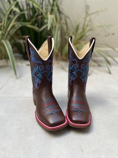 BOTA TEXANA BORDADO FLORES AZUL E ROSA COURO MARROM SOLADO VIRA ROSA - comprar online