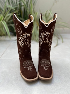 BOTA TEXANA BORDADO CAVALO E NOSSA SENHORA BEGE COURO NOBUCK MARROM - comprar online