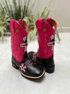 BOTA TEXANA BORDADO EKIP ROZETA COURO ROSA E PRETO