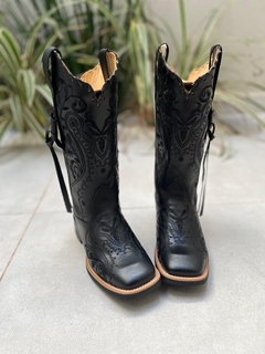 BOTA TEXANA TRIBAL PRETO COURO PRETO COM TRICÊ E TIRINHAS - comprar online