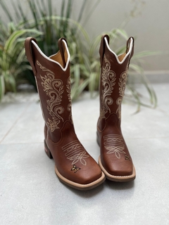 BOTA TEXANA BORDADO RAMOS FLORÃO COM BORBOLETA COURO MARROM - Estilo Rural