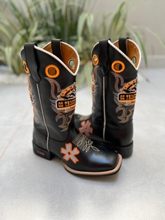 BOTA TEXANA BORDADO ROZETA LARANJA COURO PRETO