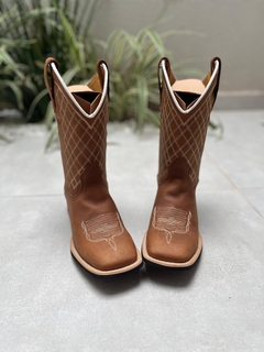 BOTA TEXANA BORDADO QUADRICULADO COURO MARROM CLARO - comprar online