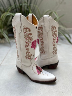 BOTA TEXANA BICO FINO BORDADO FLOR E NOSSA SENHORA ROSA COURO BRANCO