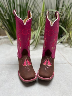 BOTA TEXANA BORDADO FILTRO DOS SONHOS E NOSSA SENHORA COURO ROSA E MARROM SOLADO VIRA ROSA - comprar online