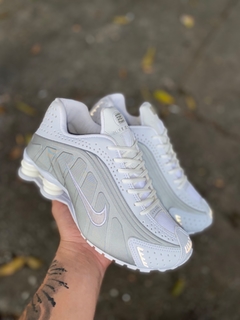 Nike shox hotsell branco e prata