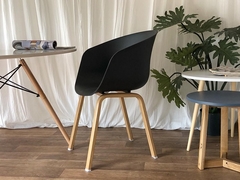 Sillón Hay Negro Pata Símil Madera - comprar online