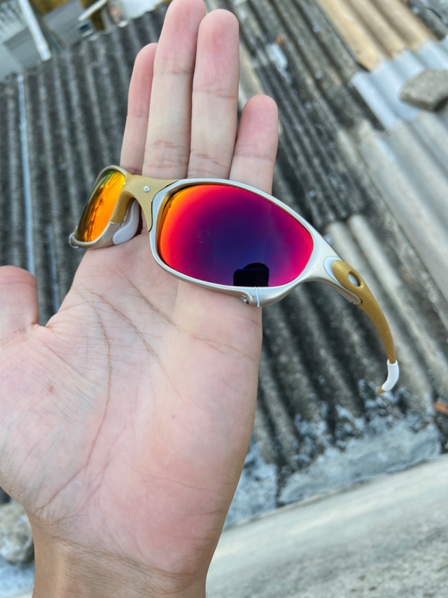 X-metal Juliet De Oakley Com Lentes Do Rubi Foto de Stock - Imagem