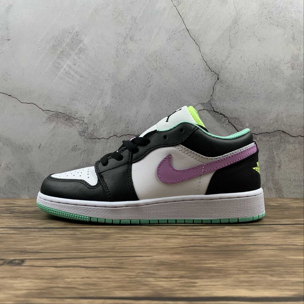 TÊNIS NIKE AIR JORDAN 1 LOW GS WHITE VIOLET SHOCK BLACK