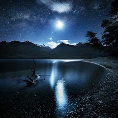 Venus y la luna reflejadas sobre el lago