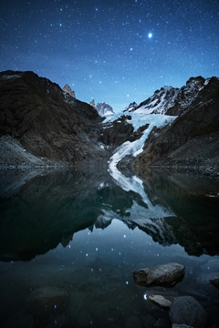 Glaciar Piedras Blancas iluminado por las estrellas