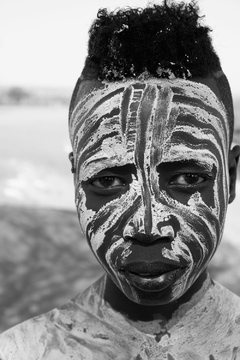 Niño de tribu del sur en Ethiopia.