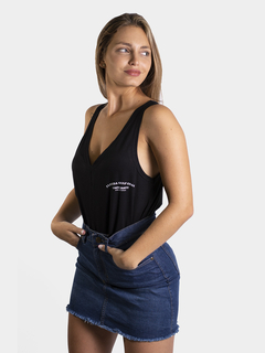 MUSCULOSA ESCOTE EN V CON ESTAMPA