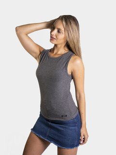 MUSCULOSA ESCOTE CERRADO - comprar online