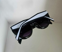 Óculos Caribe Redondo Preto com Branco - comprar online