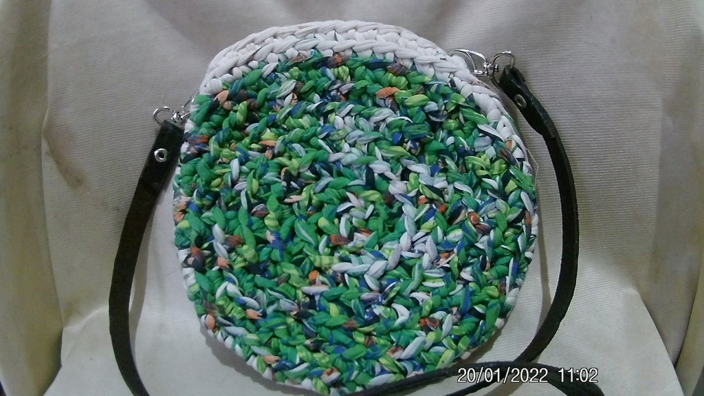 Bolsa Lateral Redonda de Crochê Verde com Detalhes Coloridos
